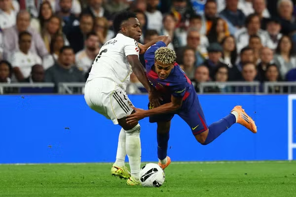 Vinicius meminta maaf kepada fans Real Madrid setelah ledakan emosi di El Clasico